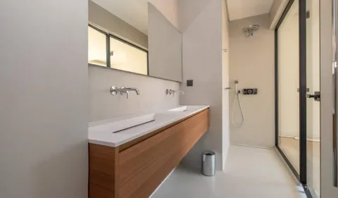 Moderne kupatilo sa duplim umivaonikom, velikim ogledalom i tuš kabinom. - image 19