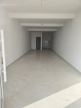 Prazan unutrašnji prostor sa svijetlim pločicama i bijelim zidovima. - image 2