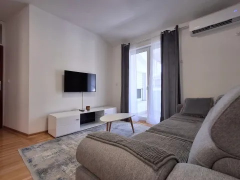 Izdavanje, dvosoban stan, 60m², Stari Aerodrom, Podgorica - image 2