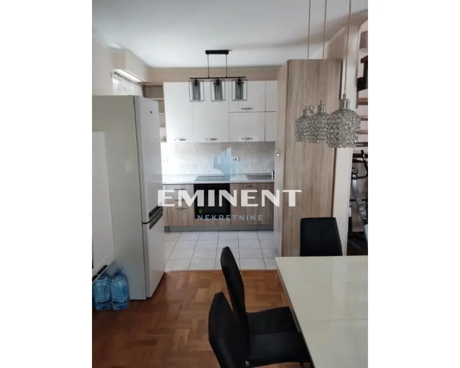 Fully equipped kitchen with a dining area within the apartment.