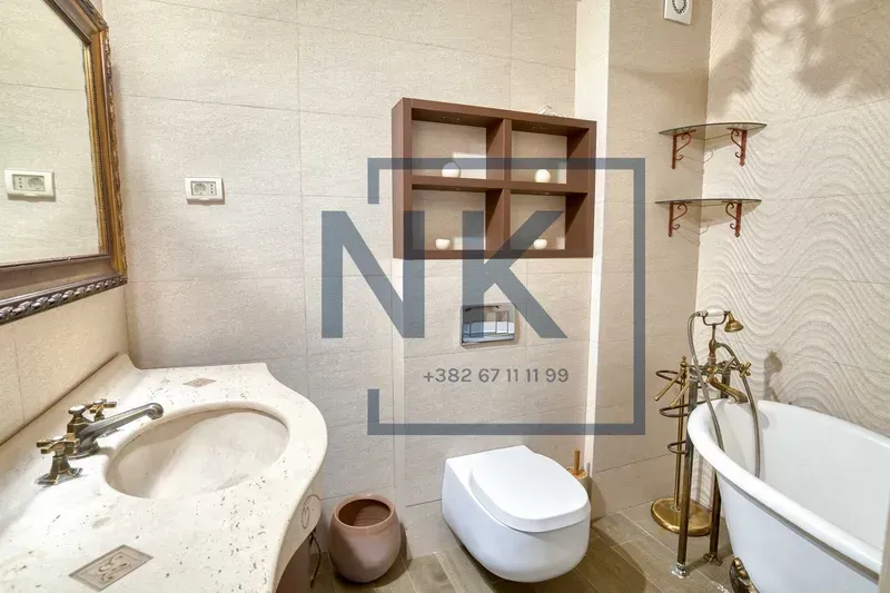 Bathroom equipped with a washbasin, toilet bowl and bathtub.