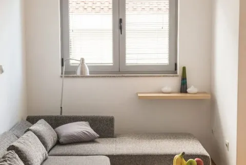 Manja ugaona garnitura u svijetloj sobi sa prozorom i lampom. - image 5