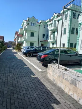 Eksterijer stambene zgrade sa parkingom i popločanim dvorištem. - image 9