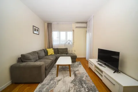 Dnevna soba sa ugaonom garniturom, stočićem i televizorom. - image 2