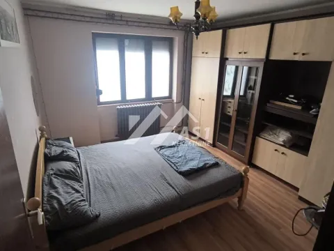 Furnished bedroom with a double bed and a large wardrobe. - image 4