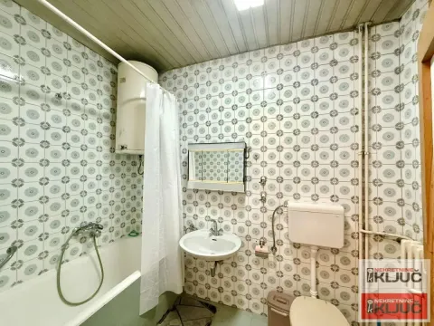 Starije opremljeno kupatilo sa kadom, umivaonikom, WC šoljom i bojlerom. - image 11