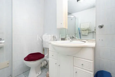 Kupatilo sa umivaonikom, ormarićem, ogledalom i wc šoljom. - image 7