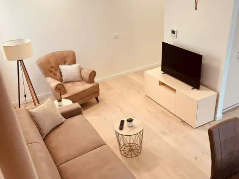 Izdavanje, stan, 80m², Tivat, Crna Gora - image 1