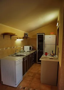 Praktična kuhinja sa kuhinjskim elementima i aparatima. - image 13