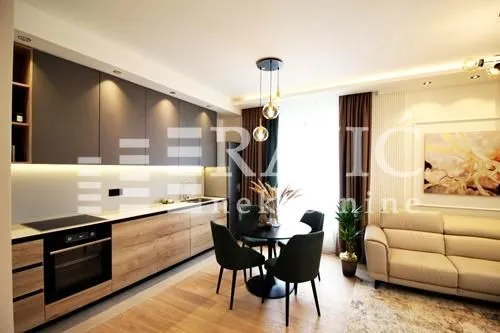 Modern open-plan space combining the kitchen, dining area, and living room.