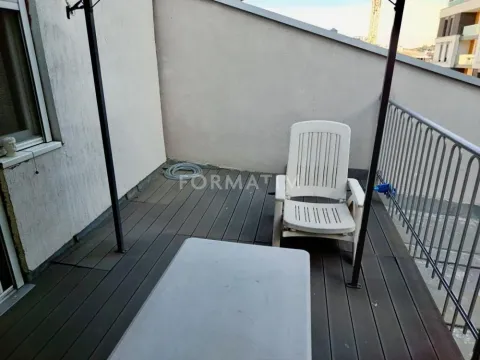Manja terasa sa drvenom podnom oblogom i stolom sa stolicom. - image 9