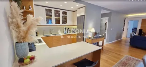 Moderna kuhinja sa šankom otvorena prema dnevnom boravku. - image 5