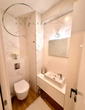 Moderno opremljeno kupatilo sa bijelim mermernim pločicama i umivaonikom. - image 10