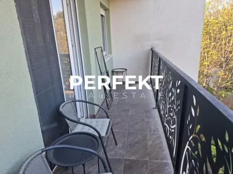 Dugi balkon sa garniturom za sedenje i metalnom ogradom. - image 11