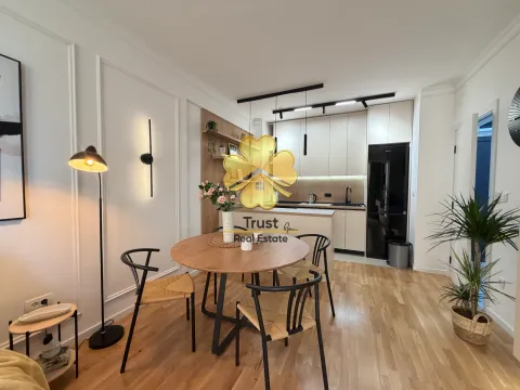 Moderna kuhinja sa trpezarijom i ugradnim elementima u svijetlih tonovima. - image 6