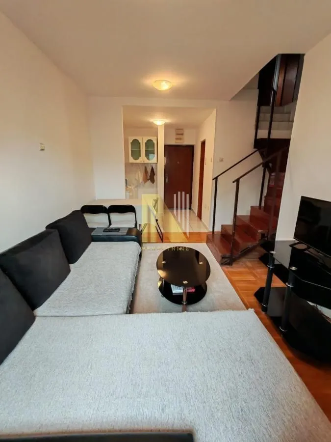 Izdavanje, dvosoban stan, 54m², Centar, Novi Sad
