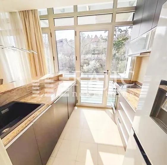 Modern kitchen with large windows and access to the terrace.
