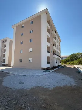Eksterijer nove stambene zgrade sa uređenim dvorištem. - image 7
