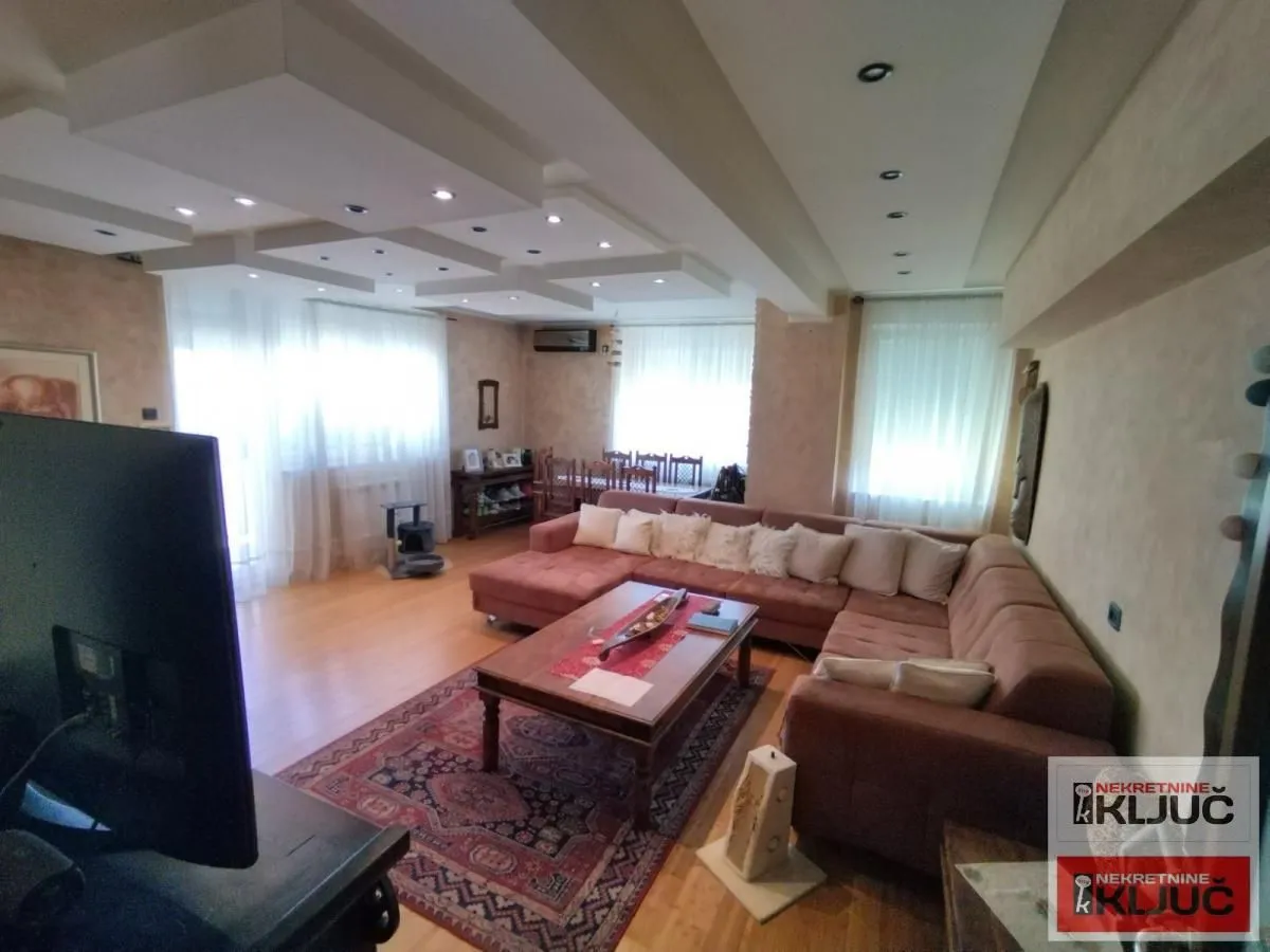 Prodaja, četvorosoban stan, 115m², Grbavica, Novi Sad Sve Podlokacije