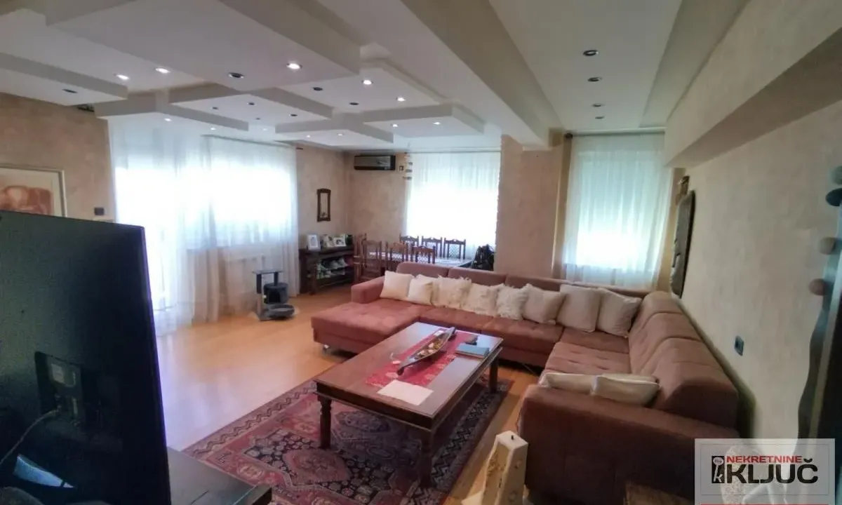 Prodaja, četvorosoban stan, 115m², Grbavica, Novi Sad Sve Podlokacije