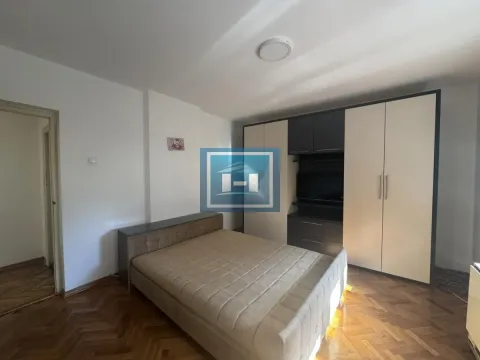 Nameštena spavaća soba sa bračnim krevetom i velikim ormarom. - image 4