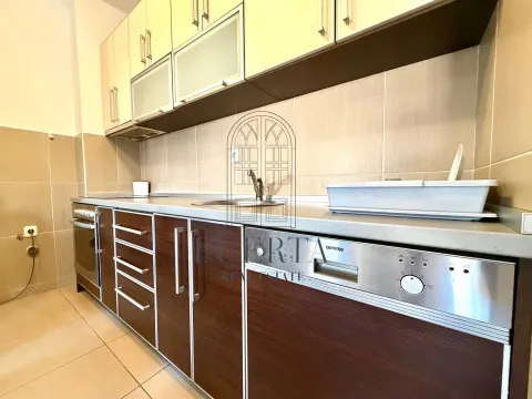 Moderna kuhinja sa tamnim drvenim elementima i ugradnim aparatima. - image 7