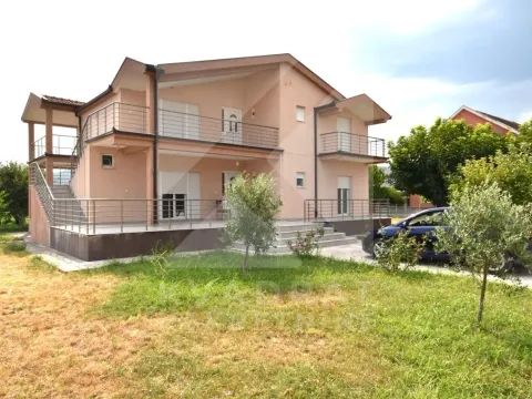 Izdavanje, kuća, 200m², Botun, Podgorica - image 1