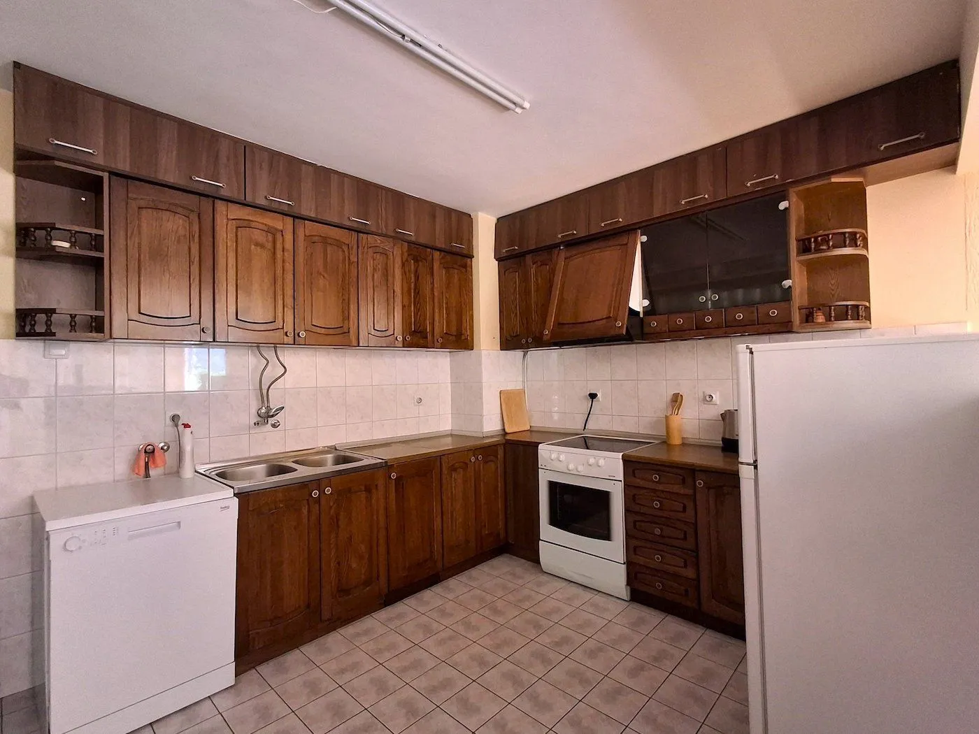 Izdavanje, kuća, 350m², Dahna, Podgorica