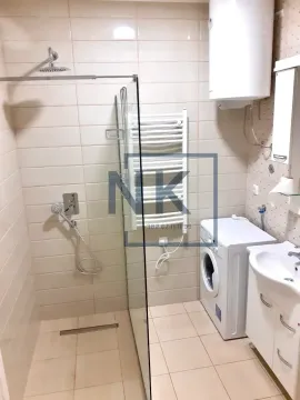Kupatilo opremljeno tuš kabinom, umivaonikom i veš mašinom. - image 5