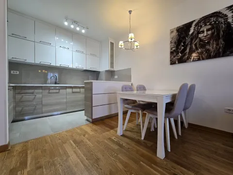 Moderna kuhinja sa trpezarijom i ugradnim elementima. - image 4
