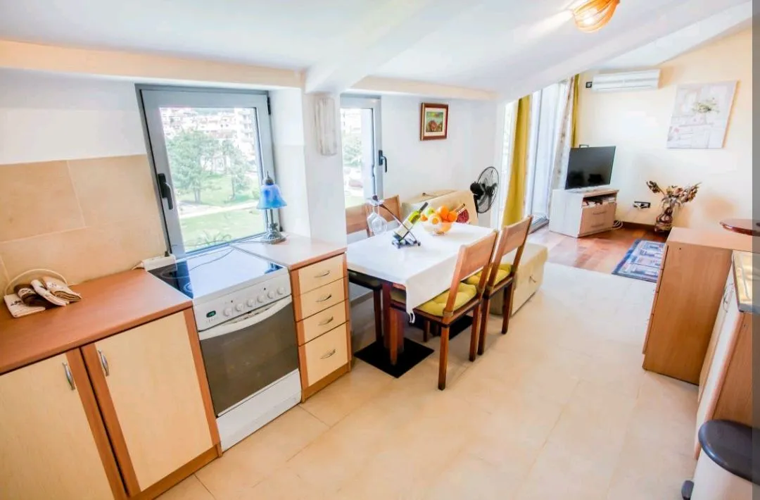 Izdavanje, jednosoban stan, 52m², Tre Canne, Budva