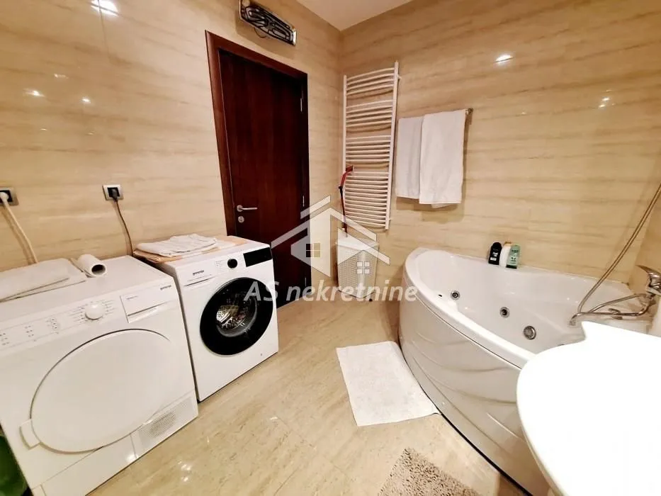 Izdavanje, četvorosoban stan, 135m², Savski Venac, Beograd