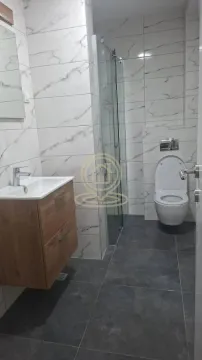 Savremeno opremljeno kupatilo sa tuš kabinom, umivaonikom i WC šoljom. - image 4