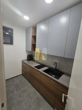 Moderna kuhinja sa drvenim elementima i sivim gornjim ormarićima. - image 5
