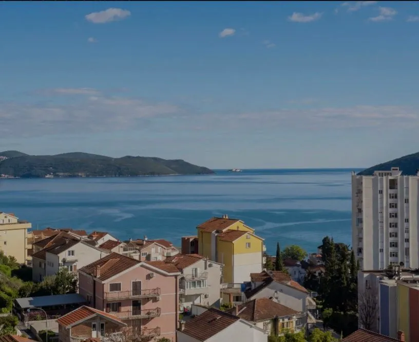 Pogled na more i grad iz apartmana.