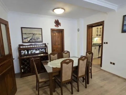 Rent, two bedroom apartment, 80m², Tivat, Crna Gora - image 10