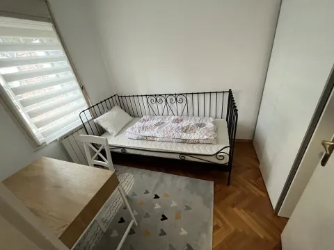 Mala spavaća soba sa metalnim krevetom, radnim stolom i ormarom. - image 11