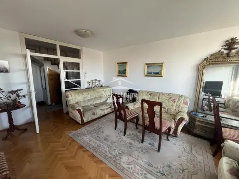 Dnevna soba sa garniturom, tepihom i velikim ogledalom. - image 5