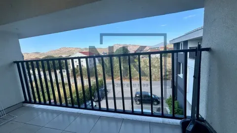 Pogled sa balkona na okolne zgrade i pejzaž. - image 6
