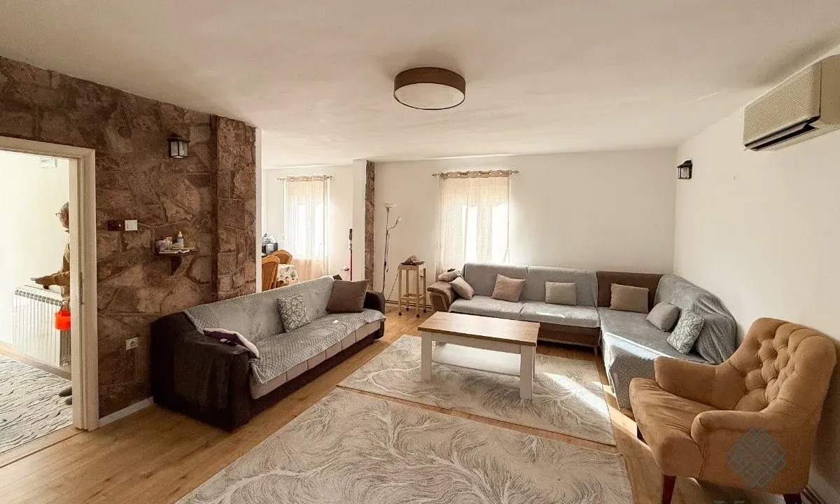 Izdavanje, kuća, 200m², Tološi, Podgorica