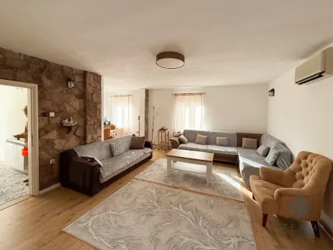 Izdavanje, kuća, 200m², Tološi, Podgorica - image 1