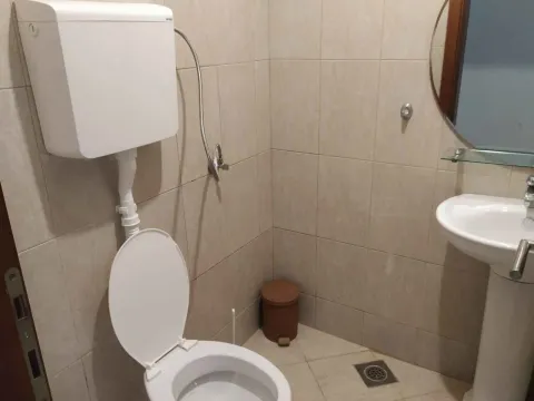 Manje kupatilo obloženo keramičkim pločicama sa WC šoljom i umivaonikom. - image 10