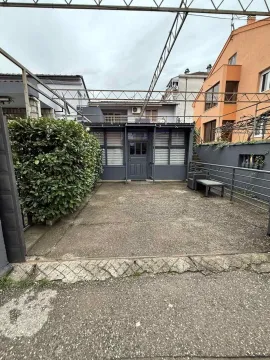 Dvorište ispred ulaza u kuću sa popločanim prilazom. - image 8