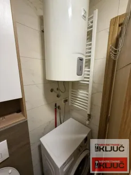Kupatilo sa bojlerom, veš mašinom i radijatorom za peškire. - image 10