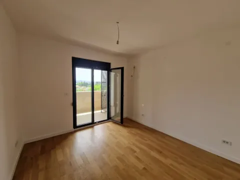Prazna soba sa drvenim podom i izlazom na terasu. - image 7