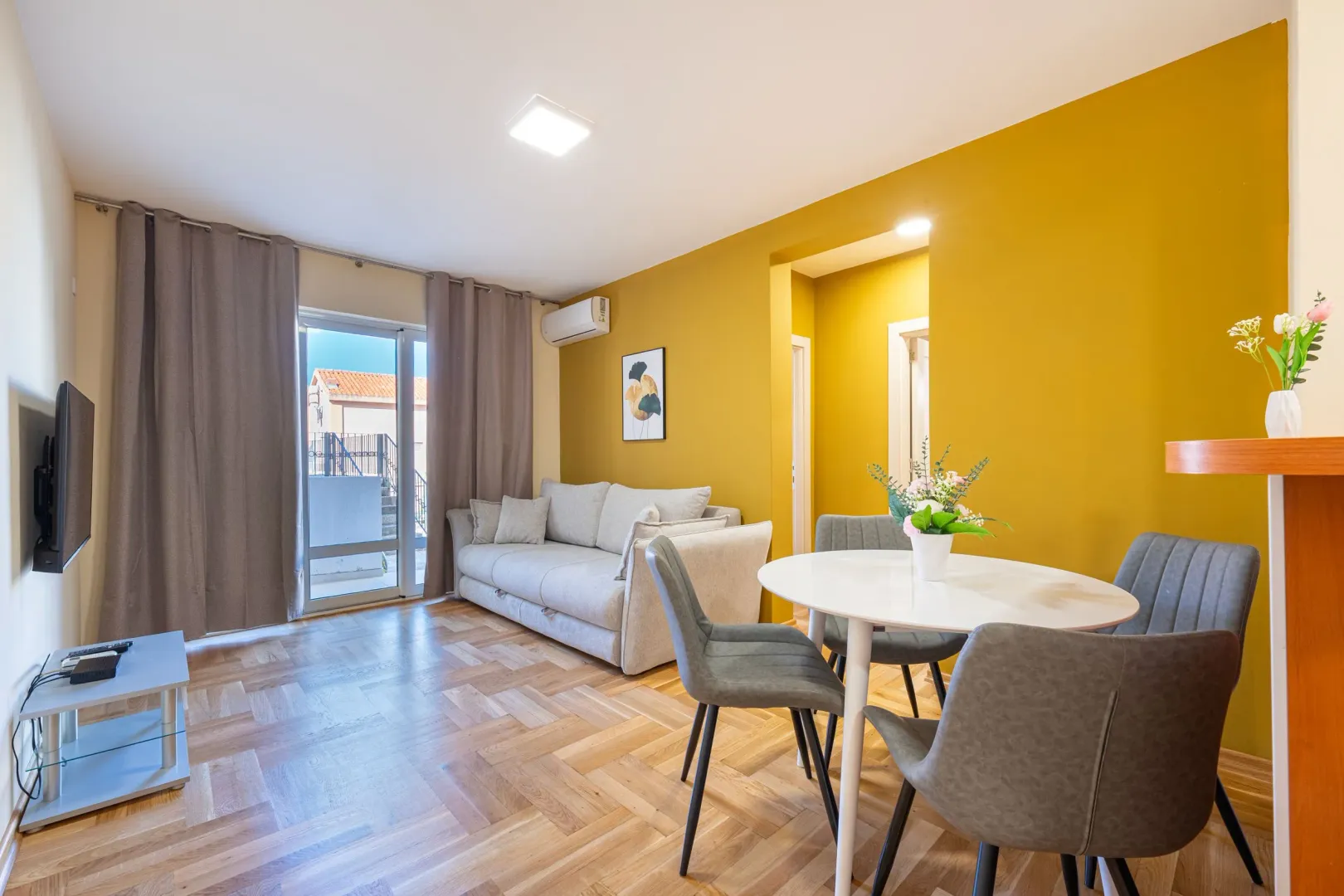 Spacious living room with a dining area and access to the terrace.