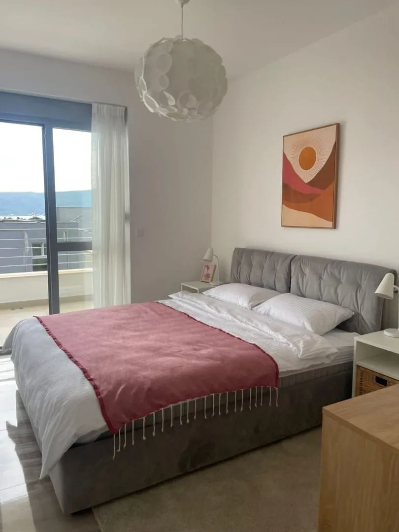 Izdavanje, trosoban stan, 123m², Tivat, Crna Gora