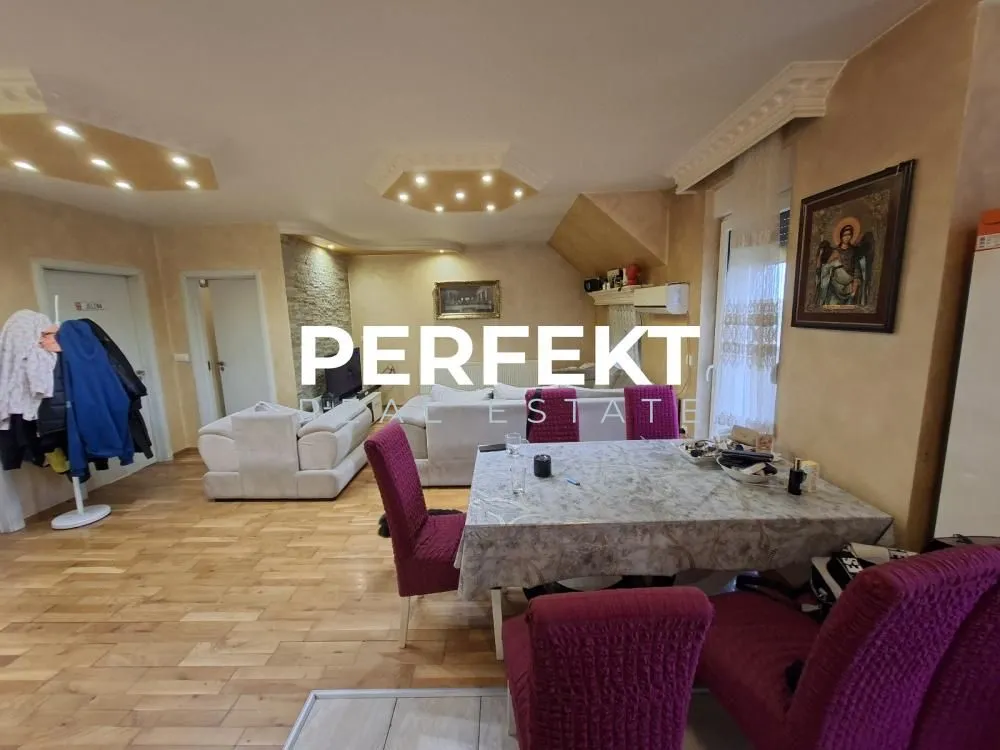 Dnevni boravak sa trpezarijom i nameštajem.