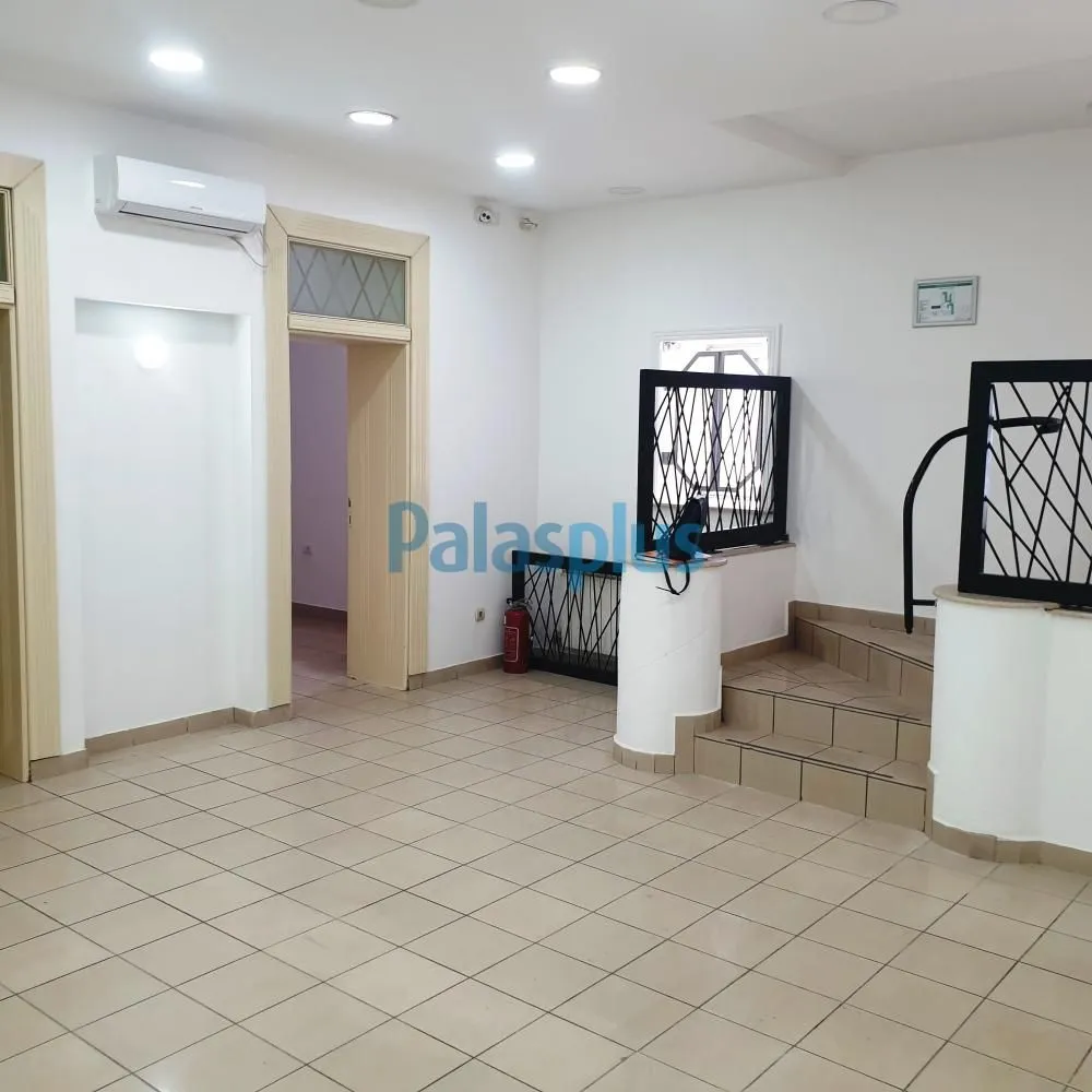Izdavanje, poslovni prostor, 54m², Zemun Centar, Zemun Sve Podlokacije