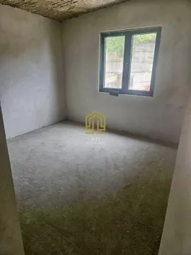 Prazna prostorija u sirovoj gradnji sa prozorom i zemljanim podom. - image 4